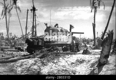 Die Invasion von Iwo Jima begann am 19. Februar 1945 und wurde bis zum 27. März 1945 fortgesetzt. Die Schlacht war eine große Initiative der Pazifikkampagne des zweiten Weltkriegs Die Marineinfanterie wurde mit der Mission beauftragt, die Flugfelder auf der Insel zu erfassen, die bis zu diesem Zeitpunkt US-Bombeneinsätze nach Tokio bedrängt hatten. Sobald die Stützpunkte gesichert waren, konnten sie dann bei der bevorstehenden Invasion des japanischen Festlandes von Nutzen sein. Die Schlacht war von einigen der schärfsten Gefechte des Krieges geprägt. Die Stellungen der Kaiserlich japanischen Armee auf der Insel waren stark befestigt, mit riesigen Bunkern, verborgener Kunst Stockfoto