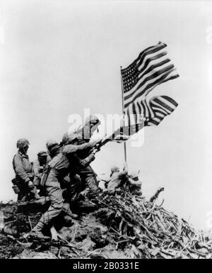 Die Invasion von Iwo Jima begann am 19. Februar 1945 und wurde bis zum 27. März 1945 fortgesetzt. Die Schlacht war eine große Initiative der Pazifikkampagne des zweiten Weltkriegs Die Marineinfanterie wurde mit der Mission beauftragt, die Flugfelder auf der Insel zu erfassen, die bis zu diesem Zeitpunkt US-Bombeneinsätze nach Tokio bedrängt hatten. Sobald die Stützpunkte gesichert waren, konnten sie dann bei der bevorstehenden Invasion des japanischen Festlandes von Nutzen sein. Die Schlacht war von einigen der schärfsten Gefechte des Krieges geprägt. Die Stellungen der Kaiserlich japanischen Armee auf der Insel waren stark befestigt, mit riesigen Bunkern, verborgener Kunst Stockfoto