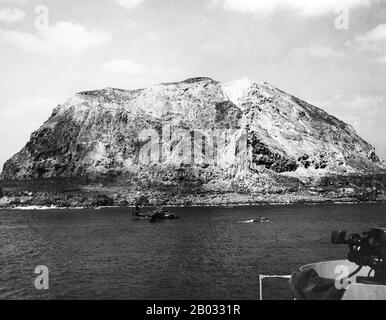 Die Invasion von Iwo Jima begann am 19. Februar 1945 und wurde bis zum 27. März 1945 fortgesetzt. Die Schlacht war eine große Initiative der Pazifikkampagne des zweiten Weltkriegs Die Marineinfanterie wurde mit der Mission beauftragt, die Flugfelder auf der Insel zu erfassen, die bis zu diesem Zeitpunkt US-Bombeneinsätze nach Tokio bedrängt hatten. Sobald die Stützpunkte gesichert waren, konnten sie dann bei der bevorstehenden Invasion des japanischen Festlandes von Nutzen sein. Die Schlacht war von einigen der schärfsten Gefechte des Krieges geprägt. Die Stellungen der Kaiserlich japanischen Armee auf der Insel waren stark befestigt, mit riesigen Bunkern, verborgener Kunst Stockfoto