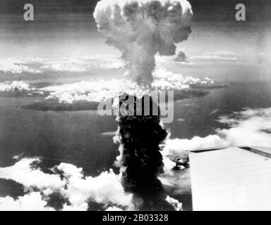 Die Vereinigten Staaten haben mit Zustimmung des Vereinigten Königreichs, wie es im Quebecer Abkommen festgelegt wurde, im August 1945 während der Endphase des zweiten Weltkriegs Atomwaffen auf die japanischen Städte Hiroshima und Nagasaki abgesetzt Die beiden Bombenanschläge, bei denen mindestens 129.000 Menschen ums Leben kamen, bleiben der einzige Einsatz von Atomwaffen für die Kriegsführung in der Geschichte. Stockfoto