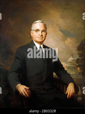 Harry S. Truman (* 8. Mai 1884; † 26. Dezember 1972) war der 33. Präsident der Vereinigten Staaten (1945-53), ein US-amerikanischer Politiker der Demokratischen Partei. Er war Senator der Vereinigten Staaten aus Missouri (1935-45) und kurzzeitig Vizepräsident (1945), bevor er am 12. April 1945 nach dem Tod von Franklin D. Roosevelt die Präsidentschaft übernahm. Er war präsident in den letzten Monaten des zweiten Weltkriegs und traf die Entscheidung, die Atombombe auf Hiroshima und Nagasaki fallen zu lassen. Truman wurde 1948 in Eigenregie gewählt. Er präsidierte eine unsichere häusliche Szene, als Amerika seinen Weg nachsuchte Stockfoto