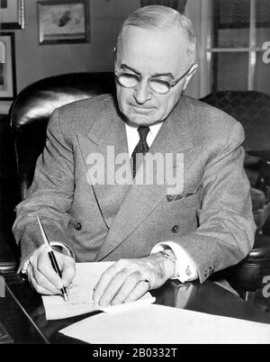 Harry S. Truman (* 8. Mai 1884; † 26. Dezember 1972) war der 33. Präsident der Vereinigten Staaten (1945-53), ein US-amerikanischer Politiker der Demokratischen Partei. Er war Senator der Vereinigten Staaten aus Missouri (1935-45) und kurzzeitig Vizepräsident (1945), bevor er am 12. April 1945 nach dem Tod von Franklin D. Roosevelt die Präsidentschaft übernahm. Er war präsident in den letzten Monaten des zweiten Weltkriegs und traf die Entscheidung, die Atombombe auf Hiroshima und Nagasaki fallen zu lassen. Truman wurde 1948 in Eigenregie gewählt. Er präsidierte eine unsichere häusliche Szene, als Amerika seinen Weg nachsuchte Stockfoto