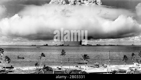 Operation Crossroads war ein Paar von Atomwaffentests, die die Vereinigten Staaten Mitte 1946 auf dem Bikini-Atoll durchgeführt haben. Sie waren die ersten Atomwaffentests seit Trinity im Juli 1945 und die ersten Detonationen von Atomgeräten seit dem Atombombenabwurf von Nagasaki am 9. August 1945. Zweck der Tests war es, die Wirkung von Atomwaffen auf Kriegsschiffe zu untersuchen. Stockfoto