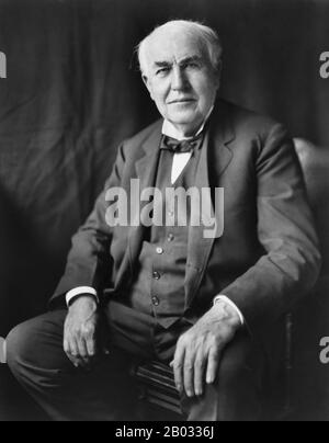 Thomas Alva Edison (* 11. Februar 1847 in New York; † 18. Oktober 1931) war ein US-amerikanischer Erfinder und Geschäftsmann. Er entwickelte viele Geräte, die das Leben auf der ganzen Welt stark beeinflussten, darunter den Phonographen, die Bewegungsbildkamera und die langlebige, praktische elektrische Glühlampe. Edison war ein produktiver Erfinder und hielt 1.093 US-Patente in seinem Namen sowie viele Patente in Großbritannien, Frankreich und Deutschland. Wichtiger als die Anzahl der Edison-Patente war die weit verbreitete Wirkung seiner Erfindungen: Elektrische Licht- und Energieversorger, Tonaufnahmen und Bewegungsbilder alle establi Stockfoto