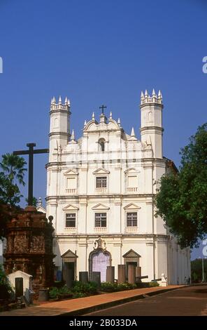 Old Goa oder Velha Goa wurde im 15. Jahrhundert CE als Hafen am Ufer des Flusses Mandovi von den Herrschern des Sultanats Bijapur gegründet. Die Stadt wurde gebaut, um Govapuri zu ersetzen, das einige Kilometer nach Süden lag und von den Kadamba- und Vijayanagar-Königen als Hafen genutzt worden war. Old Goa war die zweite Hauptstadt nach Bijapur der Herrschaft der Adil Shahi-Dynastie. Es war von einem Wassergraben umgeben und enthielt den palast des schahs sowie seine Moscheen und Tempel. Die Stadt wurde von den Portugiesen eingenommen und stand ab 1510 als Regierungssitz Portugals Indiens unter der portugiesischen Herrschaft. Der Vizekönig Stockfoto