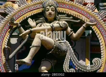 Nataraja oder Nataraj ('Der Herr - oder König - des Tanzes'; Tamil: Kooththan) ist eine Darstellung des hindu-gottes Shiva als kosmischer Tänzer Koothan, der seinen göttlichen Tanz ausführt, um ein ermüdtes Universum zu zerstören und Vorbereitungen für gott Brahma zu treffen, um den Prozess der Schöpfung zu beginnen. Als tamilisches Konzept wurde Shiva erstmals in den berühmten Chola-Bronzen und Skulpturen von Chidambaram als Nataraja dargestellt. Der Tanz von Shiva in Tillai, der traditionelle Name für Chidambaram, bildet das Motiv für alle Darstellungen Shivas als Nataraja. Er ist in Tamil auch als "Sabesan" bekannt, was "Der Herr bedeutet, der auf einem Dais tanzt". Die F. Stockfoto