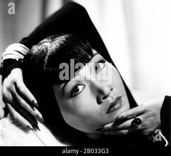Anna May Wong (* 3. Januar 1905 in New York; † 3. Februar 1961) war eine US-amerikanische Schauspielerin, der erste Chinesisch-amerikanische Filmstar und die erste Asian Amerikanerin, die zu einem internationalen Star wurde. Ihre lange und abwechslungsreiche Karriere umfasste sowohl Stummfilm als auch Tonfilm, Fernsehen, Bühne und Radio. In der Nähe des Chinatown-Viertels von Los Angeles zu Chinesisch-amerikanischen Eltern der zweiten Generation geboren, wurde Wong mit den Filmen infatuiert und begann schon früh in Filmen zu spielen. Während der Stummfilmzeit agierte sie in Der toll of the Sea (1922), einem der ersten Filme in Farbe und Douglas Fairbanks' The Thief of Bagda Stockfoto