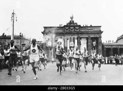 Die Olympischen Sommerspiele 1936 (deutsch: Olympische Sommerspiele 1936), offiziell bekannt als Spiele der XI-Olympiade, war eine internationale Multisportveranstaltung, die 1936 in Berlin stattfand. Reichskanzler Adolf Hitler sah in den Spielen die Möglichkeit, seine Regierung und ideale der Rassenvormachtstellung zu fördern, Stockfoto