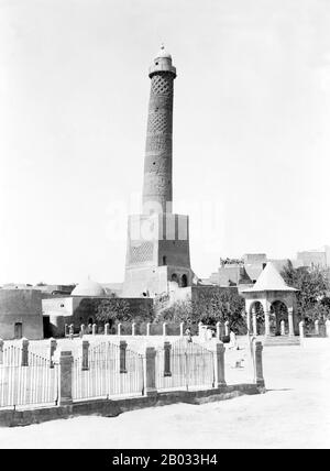 Die Große Moschee von al-Nuri ist eine historische Moschee in Mossul, Irak, die für ihr lehnen Minarett berühmt ist. Tradition hält, dass nur ad-Din Zangi die Moschee in den Jahren 1172-73, kurz vor seinem Tod, baute. Nach der Chronik von Ibn al-Athir ordnete er, nachdem nur ad-Din die Kontrolle über Mossul übernommen hatte, seinem Neffen Fakhr al-Din an, die Moschee zu bauen. Das Bauwerk wurde von ISIS-Kämpfern ins Visier genommen, die Mossul am 10. Juni 2014 besetzten und zuvor das Grab Jonahs zerstörten. Die Einwohner von Mossul jedoch, die mit der Zerstörung ihrer kulturellen Stätten aufstachelt, schützten die Moschee, indem sie eine Menschenkette bildeten und eine Res bildeten Stockfoto