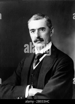 Arthur Neville Chamberlain FRS (18. März 1869 - 9. November 1940) war ein britischer konservativer Politiker, der von Mai 1937 bis Mai 1940 als Premierminister des Vereinigten Königreichs tätig war. Chamberlain ist vor allem für seine beschwichtigenden Außenpolitik bekannt, insbesondere für seine Unterzeichnung des Münchner Abkommens 1938, die den deutschsprachigen Sudetenland der Tschechoslowakei an Deutschland einräumt. Als Adolf Hitler später in Polen einmarschierte, erklärte Großbritannien Deutschland jedoch am 3. September 1939 den Krieg, und Chamberlain führte Großbritannien durch die ersten acht Monate des zweiten Weltkriegs Stockfoto