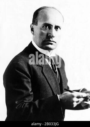 Benito Amilcare Andrea Mussolini (29. Juli 1883 - 28. April 1945) war ein italienischer Politiker, Journalist und Führer der nationalen Faschistenpartei, der das Land von 1922 bis zum Sturz 1943 als Premierminister regierte. Verfassungsrechtlich regierte er bis 1925, als er alle Vorhaltungen der Demokratie fallen ließ und eine Rechtsdiktatur einrichtete. Als Il Duce ("Der Führer") bekannt, war Mussolini der Gründer des Faschismus. Stockfoto