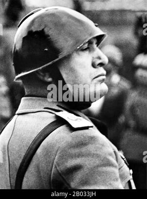 Benito Amilcare Andrea Mussolini (29. Juli 1883 - 28. April 1945) war ein italienischer Politiker, Journalist und Führer der nationalen Faschistenpartei, der das Land von 1922 bis zum Sturz 1943 als Premierminister regierte. Verfassungsrechtlich regierte er bis 1925, als er alle Vorhaltungen der Demokratie fallen ließ und eine Rechtsdiktatur einrichtete. Als Il Duce ("Der Führer") bekannt, war Mussolini der Gründer des Faschismus. Stockfoto