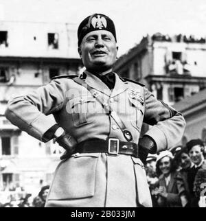 Benito Amilcare Andrea Mussolini (29. Juli 1883 - 28. April 1945) war ein italienischer Politiker, Journalist und Führer der nationalen Faschistenpartei, der das Land von 1922 bis zum Sturz 1943 als Premierminister regierte. Verfassungsrechtlich regierte er bis 1925, als er alle Vorhaltungen der Demokratie fallen ließ und eine Rechtsdiktatur einrichtete. Als Il Duce ("Der Führer") bekannt, war Mussolini der Gründer des Faschismus. Stockfoto