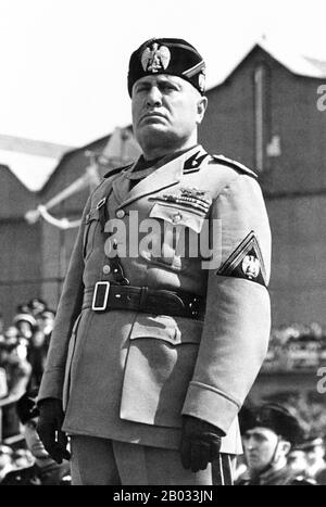 Benito Amilcare Andrea Mussolini (29. Juli 1883 - 28. April 1945) war ein italienischer Politiker, Journalist und Führer der nationalen Faschistenpartei, der das Land von 1922 bis zum Sturz 1943 als Premierminister regierte. Verfassungsrechtlich regierte er bis 1925, als er alle Vorhaltungen der Demokratie fallen ließ und eine Rechtsdiktatur einrichtete. Als Il Duce ("Der Führer") bekannt, war Mussolini der Gründer des Faschismus. Stockfoto