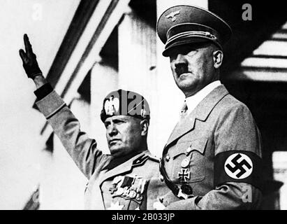 Adolf Hitler (20. April 1889 - 30. April 1945) war ein deutscher Politiker österreichischer Herkunft, der von 1933 bis 1945 Führer der NS-Partei (NSDAP), von 1933 bis 1945 Bundeskanzler und von 1934 bis 1945 Führer ("Führer") des NS-Deutschlands war. Als Diktator Nazideutschlands initiierte er den zweiten Weltkrieg in Europa und war eine zentrale Figur des Holocaust. Benito Amilcare Andrea Mussolini (29. Juli 1883 - 28. April 1945) war ein italienischer Politiker, Journalist und Führer der nationalen Faschistenpartei, der das Land von 1922 bis zum Sturz 1943 als Premierminister regierte. Verfassungsrechtlich regierte er bis 1925, Stockfoto