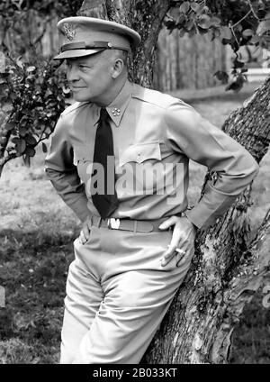 Dwight David 'Ike' Eisenhower (14. Oktober 1890 - 28. März 1969) war ein US-amerikanischer Politiker und General, der von 1953 bis 1961 als 34. Präsident der Vereinigten Staaten tätig war. Er war während des zweiten Weltkriegs Fünf-Sterne-General in der United States Army und diente als Oberster Befehlshaber der alliierten Streitkräfte in Europa. Eisenhower war für die Planung und Überwachung der Invasion Nordafrikas in Der Operation Torch in den Jahren 1942-43 und der erfolgreichen Invasion Frankreichs und Deutschlands in den Jahren 1944-45 von der Westfront verantwortlich. 1951 wurde er der erste Oberste Befehlshaber der NATO. Stockfoto