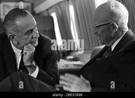 Lyndon Baines Johnson (27. August 1908 - 22. Januar 1973), oft als LBJ bezeichnet, war 36. Präsident der Vereinigten Staaten (1963-1969) nach seinem Dienst als 37. Vizepräsident der Vereinigten Staaten (1961-1963). Er ist einer von nur vier Personen, die in allen vier gewählten Bundesämtern der Vereinigten Staaten tätig waren: Vertreter, Senator, Vizepräsident und Präsident. Dwight David 'Ike' Eisenhower (14. Oktober 1890 - 28. März 1969) war ein US-amerikanischer Politiker und General, der von 1953 bis 1961 als 34. Präsident der Vereinigten Staaten tätig war. Er war ein Fünf-Sterne-General in der United St Stockfoto