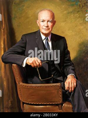 Dwight David 'Ike' Eisenhower (14. Oktober 1890 - 28. März 1969) war ein US-amerikanischer Politiker und General, der von 1953 bis 1961 als 34. Präsident der Vereinigten Staaten tätig war. Er war während des zweiten Weltkriegs Fünf-Sterne-General in der United States Army und diente als Oberster Befehlshaber der alliierten Streitkräfte in Europa. Eisenhower war für die Planung und Überwachung der Invasion Nordafrikas in Der Operation Torch in den Jahren 1942-43 und der erfolgreichen Invasion Frankreichs und Deutschlands in den Jahren 1944-45 von der Westfront verantwortlich. 1951 wurde er der erste Oberste Befehlshaber der NATO. Stockfoto