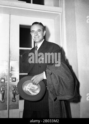 William Averell Harriman (* 15. November 1891 in New York; † 26. Juli 1986) war ein US-amerikanischer demokratischer Politiker, Geschäftsmann und Diplomat. Er war der Sohn des Eisenbahnbarons E. H. Harriman. Er war unter Präsident Harry S. Truman als Handelsminister und später als 48. Gouverneur von New York tätig. Er war 1952 Kandidat für die demokratische Präsidentschaftsnominierung und 1956 erneut, als er von Präsident Truman unterstützt wurde, aber beide Male gegen Adlai Stevenson verlor. Harriman war Präsident Franklin D. Roosevelt als Sondergesandter für Europa und diente als US-Botschafter in der Sowjetunion und in den USA Amba Stockfoto