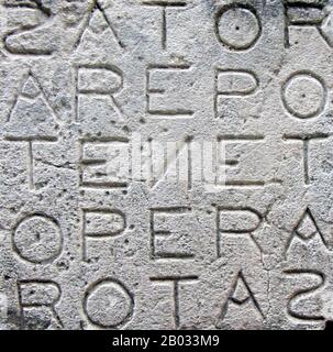 Der Rotas-Platz (oder Sator-Platz) ist ein Wortplatz, das eine lateinische Palindrome enthält. Durch die Neupositionierung der Buchstaben um den Zentralbuchstaben Ν kann ein griechisches Kreuz angefertigt werden, das den "Pater Noster" (lat. Für "Unser Vater", die ersten beiden Worte des Vaterunser) sowohl vertikal als auch horizontal liest. Die restlichen Buchstaben - je zwei A und O - können genommen werden, um das Konzept von Alpha und Omega darzustellen, ein Hinweis im Christenthum auf die Allgegenwart Gottes. Der Platz wurde wahrscheinlich als verdecktes Symbol für frühe Christen verwendet, um ihre Anwesenheit gegenseitig zum Ausdruck zu bringen. Stockfoto