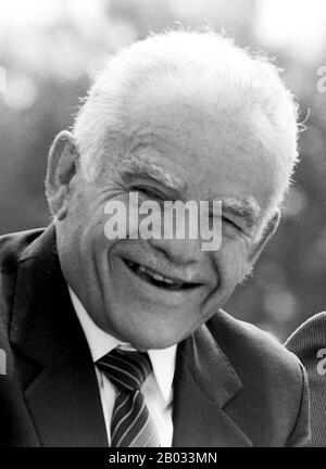 Israel / Palästina: Yitzhak Shamir (1915-2012), 7. Premierminister von Israel, Jerusalem, 1988. Foto aus dem Presseamt der Regierung (Israel). Yitzhak Shamir war ein israelischer Politiker und der siebte Premierminister Israels, der zwei Amtszeiten hatte: 1983–84 und 1986–1992. Vor der Gründung des Staates Israel war Shamir ein Führer der zionistischen Terrorgruppe Lehi (Stern Gang). Als Führer der Stern Gang, Shamir sowohl ermächtigte und half bei der Organisation der Ermordung des UN-Mediators in Palästina schwedischen Graf Folke Bernadotte im September 1948. Stockfoto