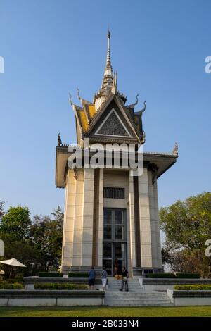Etwa 12 km (7½ Meilen) südlich von Phnom Penh liegen die berüchtigten Tötungsfelder von Choeung Ek. Hier wurden Opfer der Khmer Rouge, darunter viele aus Tuol Sleng, zur Hinrichtung und Bestattung in Massengräbern gebracht. Viele davon wurden inzwischen exhumiert, und zu ihrem Gedenken wurde ein stupa-förmiges Mausoleum errichtet. Die Khmer Rouge oder die Kommunistische Partei Kampucheas regierten von 1975 bis 1979 Kambodscha, angeführt von Pol Pot, Nuon Chea, Ieng Sary, Son Sen und Khieu Samphan. Man erinnert sich vor allem an seine Brutalität und Politik der Sozialtechnik, die Millionen von Toten zur Folge hatte. Seine Versuche in der Landwirtschaft Stockfoto