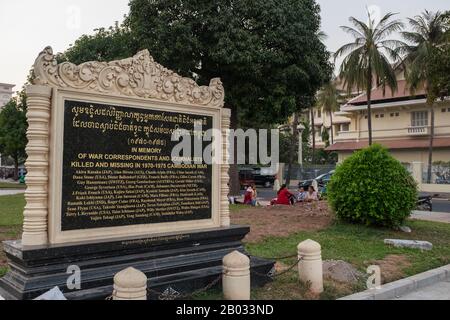 Die Khmer Rouge oder die Kommunistische Partei Kampucheas regierten von 1975 bis 1979 Kambodscha, angeführt von Pol Pot, Nuon Chea, Ieng Sary, Son Sen und Khieu Samphan. Man erinnert sich vor allem an seine Brutalität und Politik der Sozialtechnik, die Millionen von Toten zur Folge hatte. Seine Bemühungen um eine Agrarreform führten zu einer weit verbreiteten Hungersnot, während ihr Beharren auf absoluter Selbstversorgung, auch bei der Versorgung mit Medikamenten, zu Tausenden Todesfällen bei behandelbaren Krankheiten (wie Malaria) führte. Brutale und willkürliche Hinrichtungen und Folter, die von seinen Kadern gegen gefühlte subversive Elemente oder Duri durchgeführt wurden Stockfoto