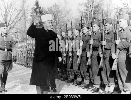 HAJ Mohammed Effendi Amin el-Husseini, geboren in den Jahren von 1898 bis 1897; gestorben 4. Juli 1974) war ein palästinensischer arabischer Nationalist und muslimischer Führer im obligatorischen Palästina. Al-Husseini war ein arabischer Nationalist und positionierte sich nach dem Ende des Ersten Weltkriegs in Damaskus als Anhänger des arabischen Königreichs Syrien. Nach dem Fiasko des französisch-syrischen Krieges verlagerten sich seine Positionen zum Panarabismus jedoch auf eine Form lokalen Nationalismus für die Araber Palästinas und er zog zurück nach Jerusalem. Von 1921 bis 1937 war al-Husseini der Großmufti von Jerusalem, wobei er die Position zur Promo verwendete Stockfoto