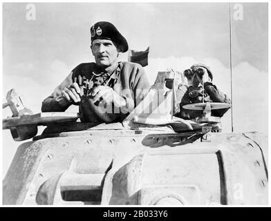 Die Zweite Schlacht von El Alamein (23. Oktober bis 11. November 1942) war eine große Schlacht des Zweiten Weltkriegs, die in der Nähe des ägyptischen Bahnhalters El Alamein stattfand. Mit den Alliierten als Sieger markierte sie einen wichtigen Wendepunkt in der Kampagne der westlichen Wüste des Zweiten Weltkriegs. Feldmarschall Bernard Law Montgomery, 1st Viscount Montgomery of Alamein, KG, GCB, DSO, PC (17. November 1887 - 24. März 1976), Spitzname 'Monty' und 'Sparan General', war ein leitender Offizier der britischen Armee und Sieger bei El-Alamein. Stockfoto