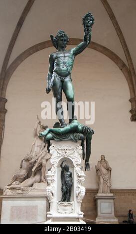 Die Loggia dei Lanzi, auch Loggia della Signoria genannt, wurde zwischen 1376 und 1382 von Benci di Cione und Simone di Francesco Talenti erbaut, möglicherweise nach einem Entwurf von Jacopo di Sione, um die Volksversammlungen zu beherbergen und öffentliche Feierlichkeiten abzuhalten. Wie die Amtsvereidigung der Gonfalonier und der Prioren. Der Name Loggia dei Lanzi geht auf die Herrschaft des Großfürsten Cosimo I. zurück, als er zur Unterbringung seiner deutschen Söldnerpikemen verwendet wurde. Nach dem Bau der Uffizien im hinteren Teil der Loggia wurde das Dach der Loggia von Bernardo Buontalenti verändert und zur Terrasse fr Stockfoto