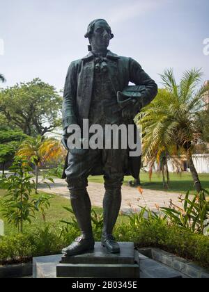 England/Malaysia/Thailand: Captain Sir Francis Light (1740–1794), Gründer der britischen Kolonie Penang, heute Penang State, Malaysia. Statue in Fort Cornwallis, Penang. Francis Light diente von 1759 bis 1763 als Midshipman der Royal Navy, suchte aber sein Vermögen in den Kolonien. Ab 1765 arbeitete er als privater Landhändler. Etwa zehn Jahre lang hatte er sein Hauptquartier in Salang, Thailand, bei Phuket, wo er einen fehlgeschlagenen französischen Handelsposten wiederbelebte. Während seines Aufenthalts dort lernte er mehrere Sprachen, darunter Malaiisch und Siamesisch, zu sprechen und zu schreiben. Stockfoto