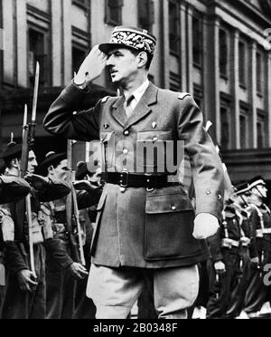 Charles Andre Joseph Marie de Gaulle (22. November 1890 - 9. November 1970) war ein französischer Militärgeneral und Staatsmann. Er war Führer des Freien Frankreich (1940-44) und Chef der Provisorischen Regierung der französischen Republik (1944-46). 1958 gründete er die Fünfte Republik und wurde zum 18. Französischen Staatspräsidenten gewählt, eine Position, die er bis zu seinem Rücktritt 1969 innehatte. Er war die dominierende Persönlichkeit Frankreichs während der Zeit des Kalten Krieges und seine Erinnerung beeinflusst weiterhin die französische Politik. Stockfoto