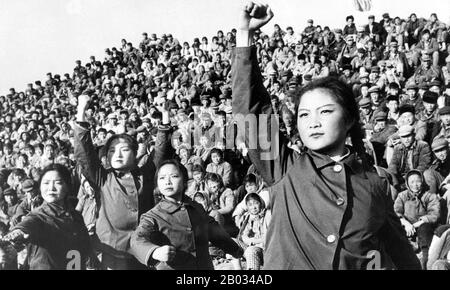 Die Große Proletarische Kulturrevolution, allgemein als Kulturrevolution bekannt, war eine gesellschaftspolitische Bewegung, die von 1966 bis 1976 in der Volksrepublik China stattfand. Das von Mao Zedong, dem damaligen Vorsitzenden der Kommunistischen Partei Chinas, in Bewegung gesetzte Ziel war es, den Nationalsozialismus im Land durchzusetzen, indem es kapitalistische, traditionelle und kulturelle Elemente aus der chinesischen Gesellschaft herausnahm und die maoistische Rechtgläubigkeit innerhalb der Partei auferlegte. Die Kulturrevolution schädigte das Land wirtschaftlich und sozial in großem Maßstab. Millionen von Menschen wurden in der gewalttätigen Factional verfolgt Stockfoto