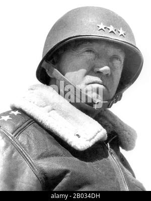 General George Smith Patton Jr. (11. November 1885 - 21. Dezember 1945) war ein leitender Offizier der United States Army, der die United States Seventh Army im Mittelmeer und in den europäischen Theatern des zweiten Weltkriegs befehligte. Am bekanntesten ist aber seine Führung der Dritten Armee der Vereinigten Staaten in Frankreich und Deutschland nach der Invasion der Alliierten in der Normandie im Juni 1944. Stockfoto