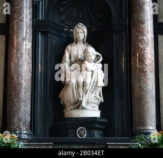 Die Madonna von Brüggen ist eine Marmorskulptur von Michelangelo von Maria mit dem Jesuskind. Als Meisterwerk angesehen, wurde es im Rahmen ihres "Nazi-Plunder"-Programms im Jahr 1944 von deutschen Streitkräften gestohlen. Sie wurde ein Jahr später von alliierten Truppen im Salzbergwerk Altaussee in ZentralÖsterreich geborgen und sicher nach Brüggen zurückgebracht, wo sie heute verbleibt. Stockfoto