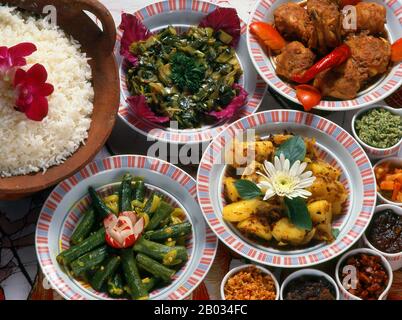 Sri Lankans Grundnahrungsmittel sind Reis und Curry, die häufig mit einer Schüssel dahl und gebratenem Gemüse gegessen werden. Es gibt unendlich viele Arten von Curry-Sauce - dick oder dünn, mild oder feurig - also gibt es viel Platz zum erkunden. Zu den Kräutern und Gewürzen, die in den Curry-Saucen verwendet werden, gehören Kümmel und Kardamom, Nelken und Knoblauch, Senfsamen und Chili, und jeder Koch hat seine eigene spezielle Kombination. Stockfoto