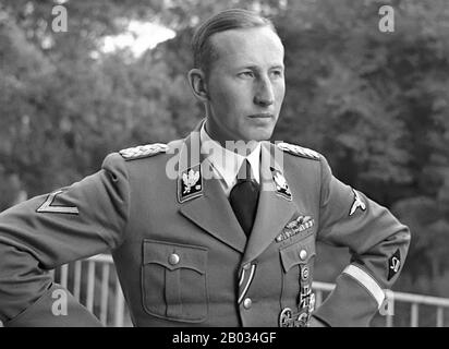 Reinhard Tristan Eugens Heydrich (7. März 1904/05 - 4. Juni 1942) war ein hoher deutscher NS-Funktionär während des zweiten Weltkriegs und einer der Hauptarchitekten des Holocausts. Er war SS-Obergruppenführer und General der Polizei (Obergruppenführer und Polizeichef) sowie Reichssicherheitshauptamt (einschließlich der Gestapo, Kripo und SD). Er war auch Stellvertreter-Reichsprotektor (stellvertretender/Amtierender Reichsprotektor) von Böhmen und Mähren, in der heutigen Tschechischen Republik. Heydrich leitete die Wannseekonferenz vom Januar 1942, die die Pläne für die Endgültige Lösung des formalisierte Stockfoto