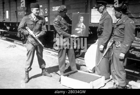 "Nazi-Pfand" bezieht sich auf Kunstdiebstahl und andere Gegenstände, die infolge der organisierten Plünderung europäischer Länder während der Zeit des Dritten Reiches durch Agenten, die im Namen der regierenden Nazi-Partei Deutschlands handeln, gestohlen wurden. Die Plünderung erfolgte von 1933 bis zum Ende des zweiten Weltkriegs, obwohl die meisten Plünderungen während des Krieges erworben wurden. Neben Gold, Silber und Währung wurden auch Kulturgegenstände von großer Bedeutung gestohlen, darunter Gemälde, Keramik, Bücher und religiöse Schätze. Obwohl die meisten dieser Gegenstände von Vertretern des Monuments, Fine Arts und Archives Program (MFAA), affe, geborgen wurden Stockfoto