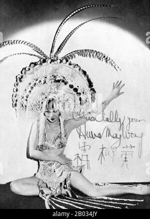 Anna May Wong (* 3. Januar 1905 in New York; † 3. Februar 1961) war eine US-amerikanische Schauspielerin, der erste Chinesisch-amerikanische Filmstar und die erste Asian Amerikanerin, die zu einem internationalen Star wurde. Ihre lange und abwechslungsreiche Karriere umfasste sowohl Stummfilm als auch Tonfilm, Fernsehen, Bühne und Radio. Wong war in Filmen der frühen Tonzeit zu sehen, wie Tochter des Drachens (1931) und Tochter Shanghais (1937), und mit Marlene Dietrich in Josef von Sternbergs Shanghai-Express (1932). 1935 wurde Wong die schwerste Enttäuschung ihrer Karriere zugefügt, als Metro-Goldwyn-Mayer sich weigerte, sie für die Leadi zu halten Stockfoto