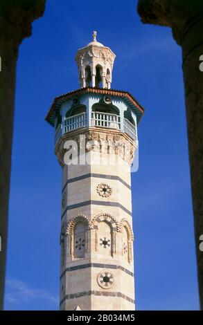 Die Große Moschee wurde zuerst von den Umayyaden im 8. Jahrhundert vor Christus erbaut und der Umayyaden-Moschee in Damaskus nachempfunden. Sie wurde 1982 während des sunnitischen muslimischen Aufstands in Hama fast vollständig zerstört. Hama ist der Standort der historischen Stadt Hamath. 1982 war es der Schauplatz des schlimmsten Massakers der modernen arabischen Geschichte. Präsident Hafaz al-Assad ordnete an, dass sein Bruder Rifaat al-Assad eine sunnitisch-islamistische Revolte in der Stadt niederschlagen sollte. Schätzungsweise 25.000 bis 30.000 Menschen wurden massakriert. Stockfoto