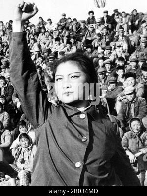 Die Große Proletarische Kulturrevolution, allgemein als Kulturrevolution bekannt, war eine gesellschaftspolitische Bewegung, die von 1966 bis 1976 in der Volksrepublik China stattfand. Das von Mao Zedong, dem damaligen Vorsitzenden der Kommunistischen Partei Chinas, in Bewegung gesetzte Ziel war es, den Nationalsozialismus im Land durchzusetzen, indem es kapitalistische, traditionelle und kulturelle Elemente aus der chinesischen Gesellschaft herausnahm und die maoistische Rechtgläubigkeit innerhalb der Partei auferlegte. Die Kulturrevolution schädigte das Land wirtschaftlich und sozial in großem Maßstab. Millionen von Menschen wurden in der gewalttätigen Factional verfolgt Stockfoto