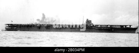 Shokaku ('Soaring Crane') war ein Flugzeugträger der Kaiserlich japanischen Marine, dem Leitschiff ihrer Klasse. Zusammen mit ihrem Schwesterschiff Zuikaku nahm sie während des Pazifikkriegs an mehreren wichtigen Seeschlachten Teil, darunter dem Angriff auf Pearl Harbor, Die Schlacht an der Korallenmeer und die Schlacht auf den Santa-Cruz-Inseln, bevor sie bei der Schlacht an der philippinischen See von einem US-U-Boot torpediert und versenkt wurde. Stockfoto