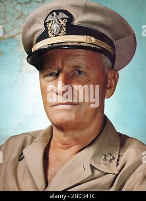 Fleet Admiral Chester William Nimitz, GCB, USN (24. Februar 1885 - 20. Februar 1966) war ein Fünf-Sterne-Admiral der United States Navy. Er hatte während des zweiten Weltkriegs das Doppelkommando des Befehlshabers in Chief, United States Pacific Fleet (CinCPac), für US-Marinestreitkräfte und Befehlshaber in Chief, Pacific Ocean Areas (CinCPOA) für US-amerikanische und alliierte Luft-, Land- und Seestreitkräfte inne Er war die führende US-Marine-Behörde für U-Boote sowie 1939 Chief of the Navy's Bureau of Navigation. Er war von 1945 bis 1947 als Chief of Naval Operations (CNO) tätig. Er war die letzte noch lebende Flotte A der Vereinigten Staaten Stockfoto