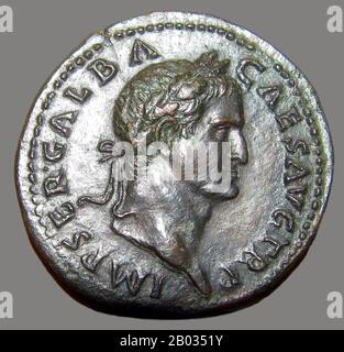 Der gebürtige Servius Sulpicius Galba stammte aus einer adligen und wohlhabenden Familie, obwohl er von Geburt an keine Verbindung und nur eine sehr abgelegene Verbindung durch die Adoption in eine der Julio-Claudian-Dynastie hatte. Galba weigerte sich, von Freunden ermutigt zu werden, nach Caligulas Ermordung ein Angebot für das Reich zu machen, diente Claudius loyal und lebte für den Großteil von Neros Herrschaft im Ruhestand. 68 v. Chr. wurde er jedoch über Neros Absicht informiert, ihn töten zu lassen, und er entsetzte sich von Nero, um sich selbst zu retten. Nach Neros Selbstmord wurde Balba zum "Cäsar" ernannt und tötete viele Soldaten auf seinem Weg nach Rom, um Dema zu machen Stockfoto