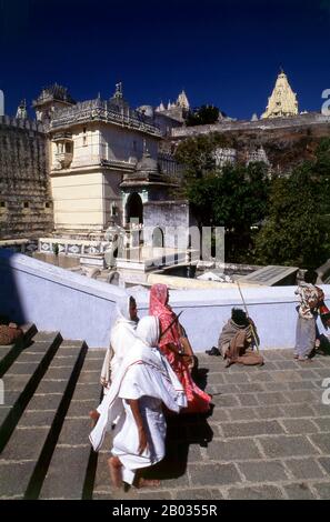 Die heilige Stätte von Jain von Shatrunjaya enthält Hunderte von Palitana-Tempeln, die größtenteils zwischen dem 11. Und 16. Jahrhundert vor Christus erbaut wurden. Die Shatrunjaya-Hügel wurden heilig, als Rishabha, der erste Tirthankara (allwissende Lehrgottheit) des Jainismus, seine erste Predigt im Tempel auf der Hügelspitze hielt. Die alte Geschichte der Hügel geht auch auf Pundarika Swami zurück, einen Chief Ganadhara und Enkel von Rishabha, der hier das Heil erreichte. Sein gegenüber dem Haupttempel Adinath gelegener Schrein, der von seinem Sohn Bharata erbaut wurde, wird ebenfalls von Pilgern verehrt. Stockfoto