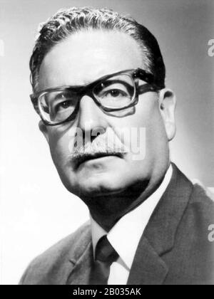 Salvador Guillermo Allende Gossens (26. Juni 1908 - 11. September 1973) war ein chilenischer Arzt und Politiker, bekannt als erster Marxist, der durch offene Wahlen präsident eines lateinamerikanischen Landes wurde. Am 11. September 1973 zog das Militär in einem von der Central Intelligence Agency (CIA) der Vereinigten Staaten geförderten Staatsstreich nach Allende. Als die Truppen den Palast von La Moneda umgaben, hielt er seine letzte Rede, in der er schwor, nicht zurückzutreten. Später an diesem Tag schoss sich Allende mit einem Sturmgewehr, laut einer Untersuchung eines chilenischen Gerichts mit Unterstützung internationaler Experten i. Stockfoto