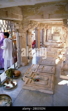 Die heilige Stätte von Jain von Shatrunjaya enthält Hunderte von Palitana-Tempeln, die größtenteils zwischen dem 11. Und 16. Jahrhundert vor Christus erbaut wurden. Die Shatrunjaya-Hügel wurden heilig, als Rishabha, der erste Tirthankara (allwissende Lehrgottheit) des Jainismus, seine erste Predigt im Tempel auf der Hügelspitze hielt. Die alte Geschichte der Hügel geht auch auf Pundarika Swami zurück, einen Chief Ganadhara und Enkel von Rishabha, der hier das Heil erreichte. Sein gegenüber dem Haupttempel Adinath gelegener Schrein, der von seinem Sohn Bharata erbaut wurde, wird ebenfalls von Pilgern verehrt. Stockfoto