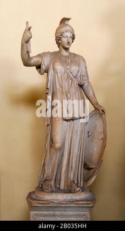 Athena oder Athene, oft mit dem Beinamen Pallas versehen, ist die Göttin der Weisheit, des Mutes, der Inspiration, der Zivilisation, des Rechts und der Gerechtigkeit, der Mathematik, der Stärke, der Kriegsstrategie, der Künste, des Handwerks und der Geschicklichkeit in der altgriechischen Religion und Mythologie. Minerva ist die römische Göttin, die mit Athena identifiziert wurde. Athena ist für ihr ruhiges Temperament bekannt, da sie sich langsam zur Wut bewegt. Sie hat gemerkt, dass sie nur aus gerechten Gründen gekämpft hat und nicht ohne Zweck kämpfen würde. Stockfoto