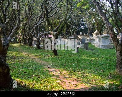 Der Alte Pretestant-Friedhof (auch bekannt als Northam Road Cemetery) wurde im Jahr 1786 eingerichtet und ist ein stillgelegter christlicher Friedhof in George Town, Penang, Malaysia. Der Friedhof ist von erheblichem historischen Interesse: Er ist älter als viele bekanntere Grabanlagen wie Père Lachaise in Paris, Powązki in Warschau, der Zentralfriedhof in Wien und der Highgate-Friedhof in London. Außerdem ist er 35 Jahre älter als der Alte Protestantische Friedhof in Macau. Im Jahr 2012 wurden Konservierungsarbeiten zum Schutz und Erhalt des Geländes unternommen, obwohl es gewisse Bedenken gab, wie die Wiederherstellung durchgeführt wurde. Stockfoto