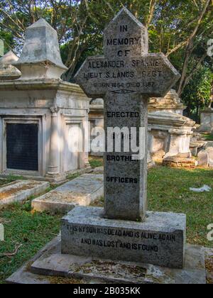 Der Alte Pretestant-Friedhof (auch bekannt als Northam Road Cemetery) wurde im Jahr 1786 eingerichtet und ist ein stillgelegter christlicher Friedhof in George Town, Penang, Malaysia. Der Friedhof ist von erheblichem historischen Interesse: Er ist älter als viele bekanntere Grabanlagen wie Père Lachaise in Paris, Powązki in Warschau, der Zentralfriedhof in Wien und der Highgate-Friedhof in London. Außerdem ist er 35 Jahre älter als der Alte Protestantische Friedhof in Macau. Im Jahr 2012 wurden Konservierungsarbeiten zum Schutz und Erhalt des Geländes unternommen, obwohl es gewisse Bedenken gab, wie die Wiederherstellung durchgeführt wurde. Stockfoto